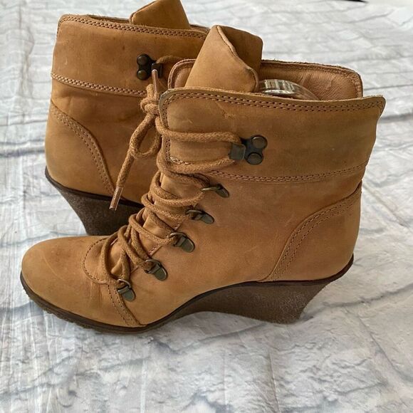 Steve Madden women 8 leather wedge tie up ankle bootie tan - Picture 2 of 10